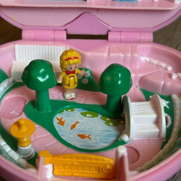 Vintage Polly Pocket country cottage with doll - Picture 5 of 9